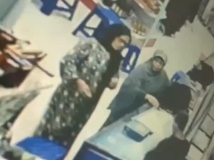2 Emak-emak Terekam CCTV Curi Sarung  Rp 8 Juta di Pasuruan