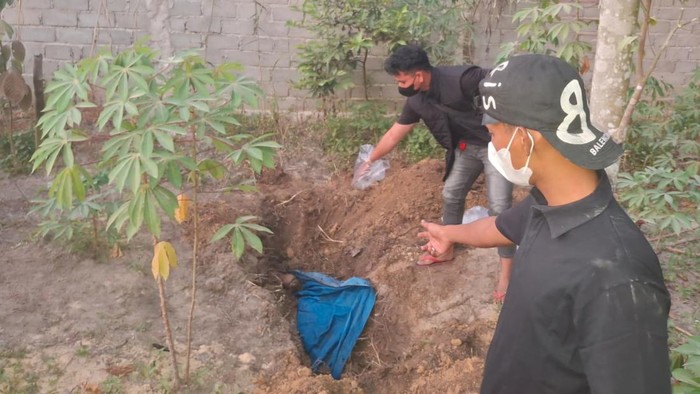 Penemuan mayat pria terbungkus terpal di Perawang, Siak, Riau. (Dok Polres Siak)