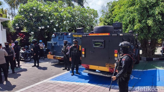 Pengamanan tim gabungan Polres Badung dan Polda Bali dalam persidangan pertama kasus penembakan warga Australia di PN Denpasar, Kamis (30/10/2025). (Ahmad Firizqi Irwan/detikBali) Pengamanan tim gabungan Polres Badung dan Polda Bali dalam persidangan pertama kasus penembakan warga Australia di PN Denpasar, Kamis (30/10/2025). (Ahmad Firizqi Irwan/detikBali)