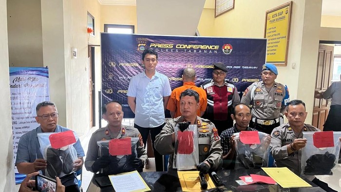 Penganiayaan Selingkuhan Polres Tabanan merilis pelaku dan barang bukti penganiayaan di Penginapan Anggun, Banjar Dinas Kebon, Desa Bajera Utara di Polsek Selemadeg, Kamis (30/10/2025). /Istimewa