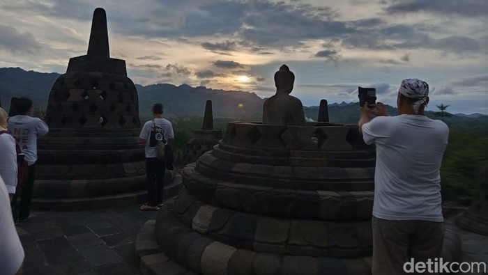 Pengunjung menikmati wWsata sunset di Candi Borobudur, Kabupaten Magelang, Kamis (30/10/2025). Pengunjung menikmati wWsata sunset di Candi Borobudur, Kabupaten Magelang, Kamis (30/10/2025).