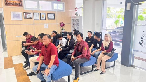 Penyerahan enam tersangka pengerusakan Mapolda NTB di Kejari Mataram, Kamis (30/10/2025).