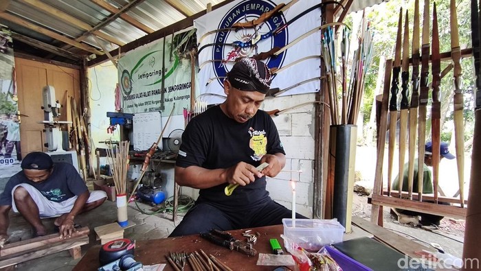 Perajin Jemparingan Perajin jemparingan saat produksi peralatan jemparingan di Ngulakan, Hargorejo, Kokap, Kulon Progo, Kamis (30/10/2025)
