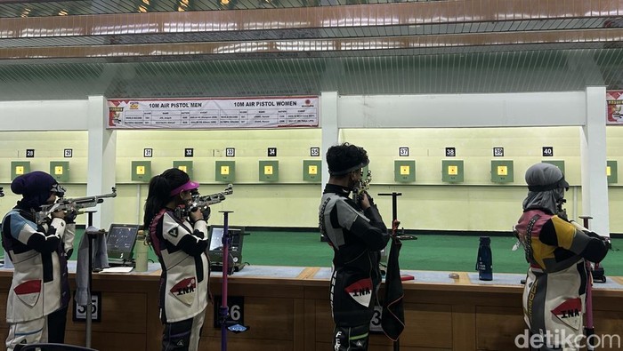 Perbakin Latihan menembak Persatuan Menembak Seluruh Indonesia (Perbakin) di Lapangan Tembak Senayan, pada Kamis (30/10/2025).