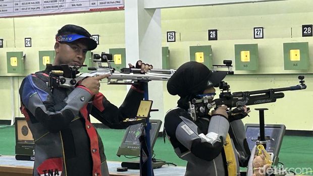 Perbakin Latihan menembak Persatuan Menembak Seluruh Indonesia (Perbakin) di Lapangan Tembak Senayan, pada Kamis (30/10/2025).
