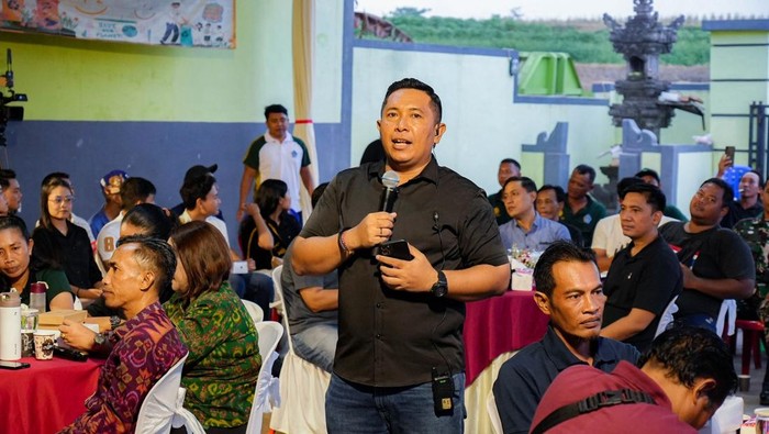 Perbekel Darmasaba, Ida Bagus Surya Prabhawa Manuaba, bertindak sebagai pemandu diskusi βSampah Kita Tanggung Jawab Siapa?β di TPS3R Pudak Mesari, Selasa (28/10/2025). (Istimewa) Perbekel Darmasaba, Ida Bagus Surya Prabhawa Manuaba, bertindak sebagai pemandu diskusi βSampah Kita Tanggung Jawab Siapa?β di TPS3R Pudak Mesari, Selasa (28/10/2025). (Istimewa)