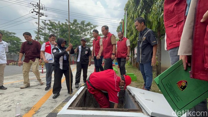 Personel Subdit IV Tipidter Ditreskrimsus Polda Jatim mengecek tabung penyimpanan BBM Pertalite di SPBU Kebonsari Surabaya
