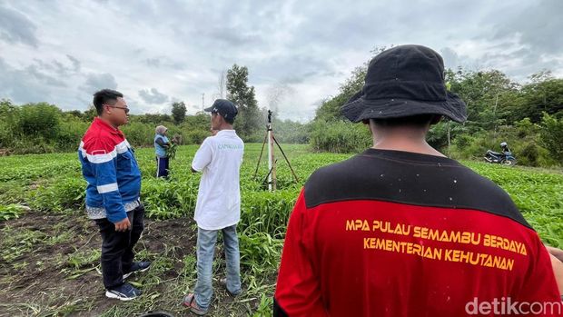 Pertamina dan warga Desa Pulau Semambu melihat alat penyembur air untuk pertanian di sana. Pertamina dan warga Desa Pulau Semambu melihat alat penyembur air untuk pertanian di sana.