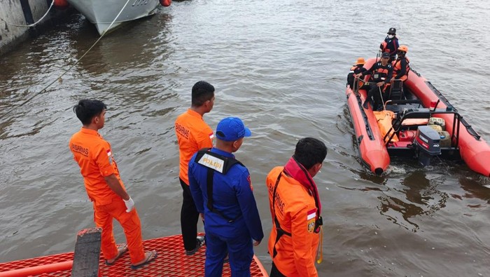 Petugas Basarnas saat hendak mengevakuasi jasad korban. (Foto: Kantor Pencarian dan Pertolongan Kelas A Medan) Petugas Basarnas saat hendak mengevakuasi jasad korban. (Foto: Kantor Pencarian dan Pertolongan Kelas A Medan)