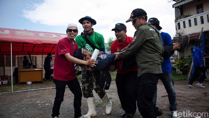 petugas menggotong warga terluka dalam simulasi kebencanaan di Cimahi petugas menggotong warga terluka dalam simulasi kebencanaan di Cimahi