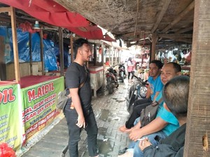Pedagang di Ciputat Rugi Jutaan Usai Dipalak Preman dan Lapak Dirusak