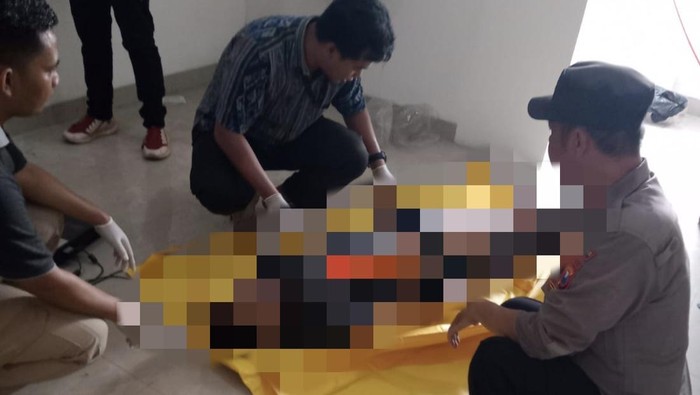 Polisi mengevakuasi jenazah pemuda berinisial FRE di salah satu ruko di Driyorejo Gresik yang diduga bunuh diri. Polisi mengevakuasi jenazah pemuda berinisial FRE di salah satu ruko di Driyorejo Gresik yang diduga bunuh diri.