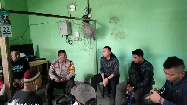 Polisi saat meminta keterangan dari para pedagang pasar soal kasus pemalakan oleh preman di Ciputat (dok. Istimewa) Polisi saat meminta keterangan dari para pedagang pasar soal kasus pemalakan oleh preman di Ciputat (dok. Istimewa)