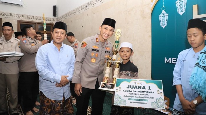 Polres Kediri Kota Kapolres Kediri Kota, AKBP Anggi Saputra Ibrahim bersama para pemenang Lomab Dai Kamtibmas
