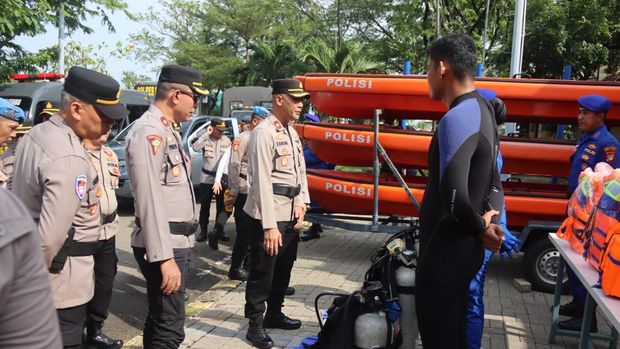 Polres Kepulauan Seribu menggelar apel siaga bencana menghadapi potensi banjir. Kegiatan apel digelar di Kantor Perwakilan Polres Kepulauan Seribu, Marina Ancol, Jakarta Utara, Kamis (30/10/2025).