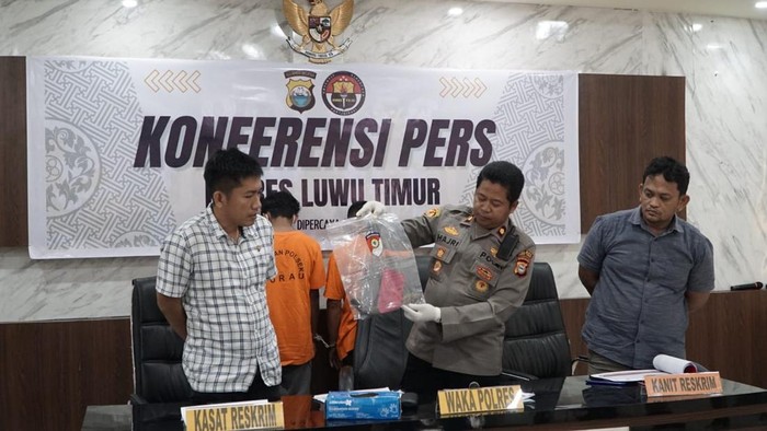 Polres Luwu Timur saat merilis kasus pria menikam ipar usai cekcok dengan istrinya. Polres Luwu Timur saat merilis kasus pria menikam ipar usai cekcok dengan istrinya.