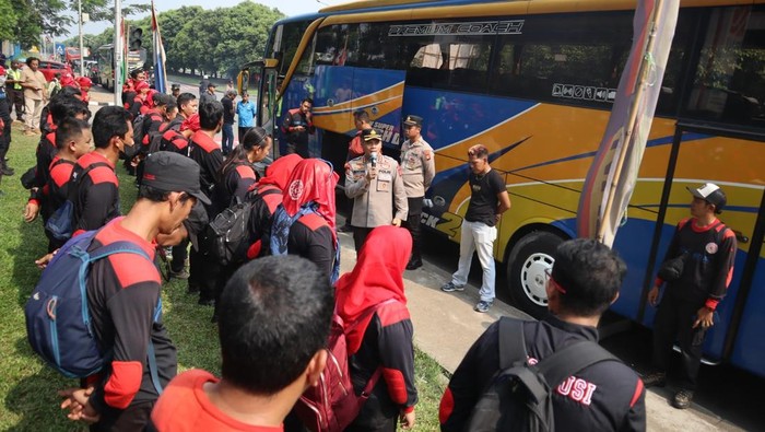 Polres Metro Bekasi kawal keberangkatan massa buruh ke Jakarta. Polres Metro Bekasi kawal keberangkatan massa buruh ke Jakarta, Kamis (20/10/2025).