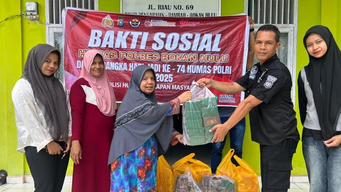 Polres Rohul berbagi dengan anak panti asuhan sambut HUT Humas Polri ke-74. Polres Rohul berbagi dengan anak panti asuhan sambut HUT Humas Polri ke-74, Rabu (29/10/2025).
