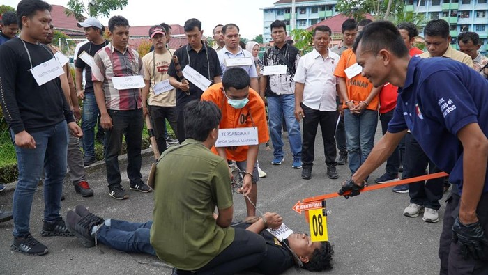 Polres Tapteng saat menggelar rekonstruksi kasus pembunuhan RP. (Foto: dok. Polres Tapteng) Polres Tapteng saat menggelar rekonstruksi kasus pembunuhan RP. (Foto: dok. Polres Tapteng)