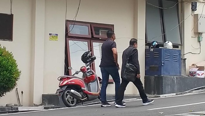 GP, anggota DPRD Kota Blitar dari fraksi PPP mendatangi Polres Kota Batu bersama pengacaranya untuk pemeriksaan kasus dugaan perselingkuhan dengan polwan