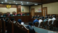 Lima terdakwa bos perusahaan gula swasta divonis 4 tahun penjara dan denda Rp 200 juta subsider 4 bulan kurungan. Hakim menyatakan para terdakwa bersalah melakukan korupsi secara bersama-sama dalam kegiatan impor gula di Kementerian Perdagangan RI. Lima terdakwa bos perusahaan gula swasta divonis 4 tahun penjara dan denda Rp 200 juta subsider 4 bulan kurungan. Hakim menyatakan para terdakwa bersalah melakukan korupsi secara bersama-sama dalam kegiatan impor gula di Kementerian Perdagangan RI.