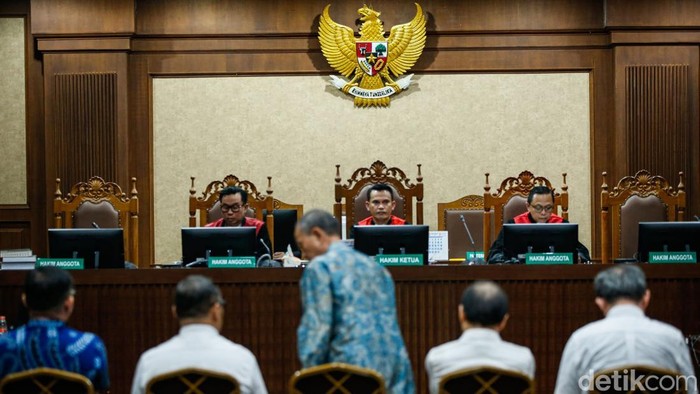 Potret 5 Bos Perusahaan Divonis 4 Tahun Penjara dalam Kasus Korupsi Impor Gula Lima terdakwa bos perusahaan gula swasta divonis 4 tahun penjara dan denda Rp 200 juta subsider 4 bulan kurungan. Hakim menyatakan para terdakwa bersalah melakukan korupsi secara bersama-sama dalam kegiatan impor gula di Kementerian Perdagangan RI. Sidang vonis digelar di Pengadilan Tipikor Jakarta, Kamis (30/10/2025). Lima terdakwa itu ialah: