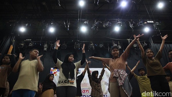 Potret Siswa SLB Jakarta Unjuk Bakat di Panggung Budaya
