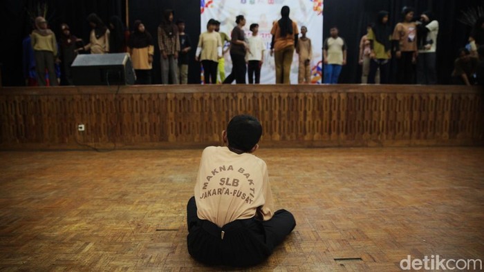 Potret Siswa SLB Jakarta Unjuk Bakat di Panggung Budaya Siswa-siswi sekolah luar biasa (SLB) berlatih tari tradisional di Pusat Pelatihan Seni Budaya M. Mashabi, Jakarta, Kamis (30/10/2025). Pelatihan yang diselenggarakan Suku Dinas Kebudayaan Jakarta Pusat (Jakpus) tersebut diikuti 50 peserta dari empat SLB di wilayah Jakpus. Kegiatan ini bertujuan memberikan ruang bagi anak berkebutuhan khusus untuk memberdayakan, mengeksplorasi, kebebasan berekspresi ide imajinasi melalui komunikasi gerakan tari.