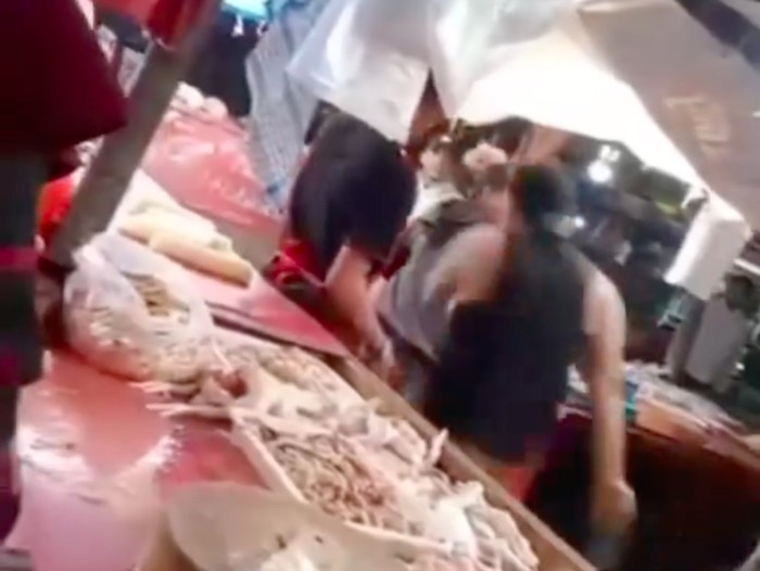 Preman di Pasar Jombang, Ciputat, Tangsel hampir membacok pedagang. Pelaku pernah ditangkap 9 bulan lalu usai memalak konter HP. (dok Istimewa) Preman di Pasar Jombang, Ciputat, Tangsel hampir membacok pedagang. Pelaku pernah ditangkap 9 bulan lalu usai memalak konter HP. (dok Istimewa)