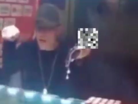 Preman mengamuk di Pasar Jombang, Ciputat viral di medsos. Ternyata pelaku pernah ditangkap Januari lalu karena memalak dan mengamuk ke petugas konter HP. (dok Istimewa) Preman mengamuk di Pasar Jombang, Ciputat viral di medsos. Ternyata pelaku pernah ditangkap Januari lalu karena memalak dan mengamuk ke petugas konter HP. (dok Istimewa)