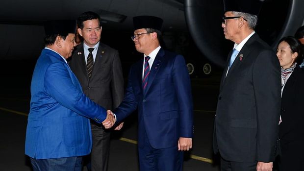 Presiden Prabowo Tiba di Korea Selatan Presiden Prabowo beserta rombongan mendarat di Pangkalan Udara Gimhae, Busan, Kamis (30/10/2025). (Muchlis Jr - Biro Pers Sekretariat Presiden)