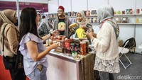Perwakilan pelaku industri makanan olahan Indonesia memperkenalkan produk kreatif kepada pengunjung. Pameran ini menjadi wadah promosi bagi UMKM untuk memperluas pasar global. Perwakilan pelaku industri makanan olahan Indonesia memperkenalkan produk kreatif kepada pengunjung. Pameran ini menjadi wadah promosi bagi UMKM untuk memperluas pasar global.