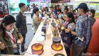 Pengunjung melihat produk unggulan dari berbagai negara dalam pameran E-Commerce Internasional 2025. Ajang ini menampilkan inovasi lintas sektor, mulai dari teknologi, fashion, hingga kuliner. Pengunjung melihat produk unggulan dari berbagai negara dalam pameran E-Commerce Internasional 2025. Ajang ini menampilkan inovasi lintas sektor, mulai dari teknologi, fashion, hingga kuliner.