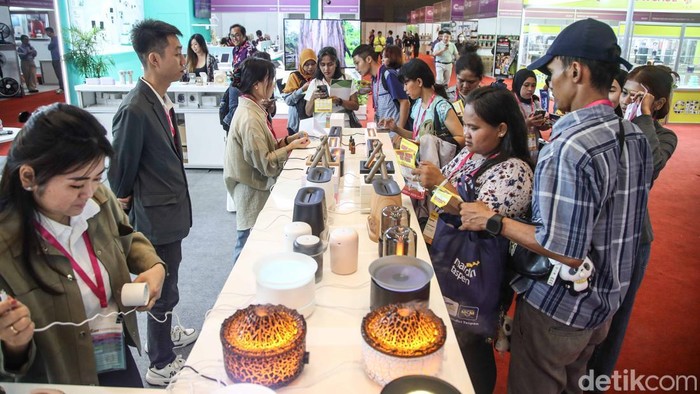Produk Lokal Unjuk Daya Saing di Pameran E-Commerce Internasional 2025 Suasana ramai pengunjung di arena China International E-Commerce Industry Expo 2025 di JIExpo Kemayoran, Jakarta, Kamis (30/1/2025). Pameran ini mempertemukan pelaku usaha dari berbagai negara untuk memperluas kerja sama dagang dan teknologi.