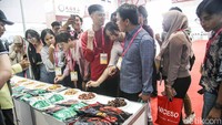 Suasana ramai pengunjung di arena China International E-Commerce Industry Expo 2025 di JIExpo Kemayoran, Jakarta. Pameran ini mempertemukan pelaku usaha dari berbagai negara untuk memperluas kerja sama dagang dan teknologi. Suasana ramai pengunjung di arena China International E-Commerce Industry Expo 2025 di JIExpo Kemayoran, Jakarta. Pameran ini mempertemukan pelaku usaha dari berbagai negara untuk memperluas kerja sama dagang dan teknologi.