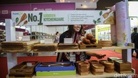 Sejumlah pengunjung mengamati stan pameran produk lokal Indonesia yang menonjolkan konsep keberlanjutan dan keunikan budaya Nusantara. Sejumlah pengunjung mengamati stan pameran produk lokal Indonesia yang menonjolkan konsep keberlanjutan dan keunikan budaya Nusantara.