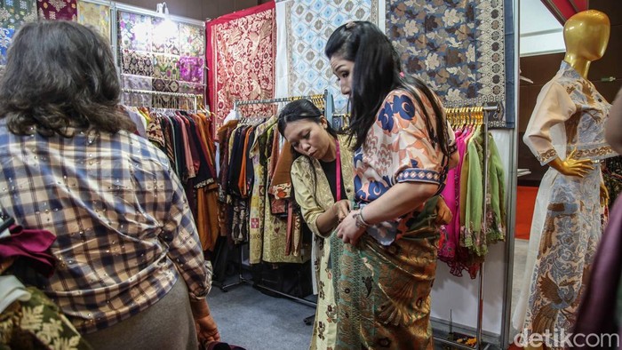 Suasana ramai pengunjung di arena China International E-Commerce Industry Expo 2025 di JIExpo Kemayoran, Jakarta, Kamis (30/1/2025). Pameran ini mempertemukan pelaku usaha dari berbagai negara untuk memperluas kerja sama dagang dan teknologi.