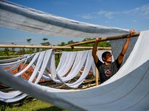 Produksi Kain Pel di Bandung Turun Saat Musim Hujan