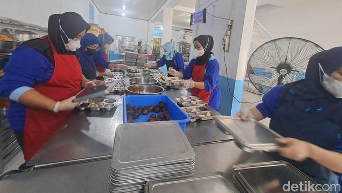 Proses pemorsian di dapur MBG Tanjung Raja Timur, Ogan Ilir.