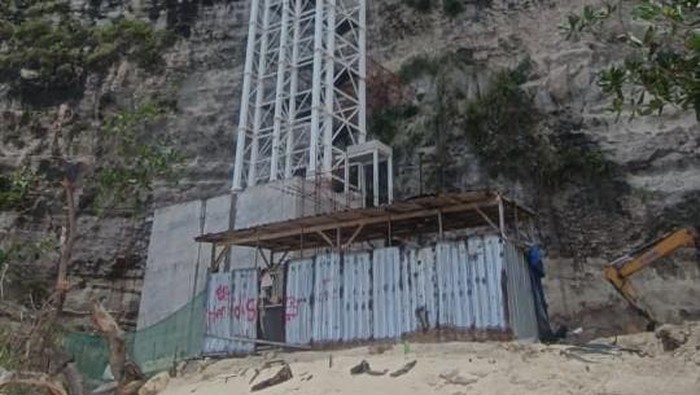 Proyek lift kaca setinggi 182 meter di tebing Pantai Kelingking, Kecamatan Nusa Penida, Klungkung. (Istimewa) Proyek lift kaca setinggi 182 meter di tebing Pantai Kelingking, Kecamatan Nusa Penida, Klungkung. (Istimewa)