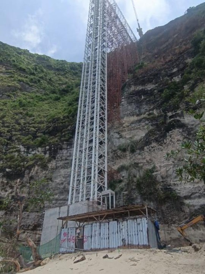 Proyek lift kaca setinggi 182 meter di tebing Pantai Kelingking, Kecamatan Nusa Penida, Klungkung. (Istimewa)
