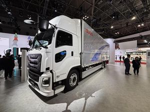 Naik Kelas, Truk Giga Isuzu Terbaru Dipamerkan di JMS 2025