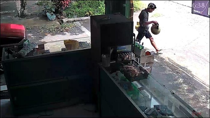 Rekaman CCTV yang menunjukkan aksi pencurian tabung gas di Bugel, Panjatan, Kulon Progo. Foto diunggah Kamis (30/10/2025). Rekaman CCTV yang menunjukkan aksi pencurian tabung gas di Bugel, Panjatan, Kulon Progo. Foto diunggah Kamis (30/10/2025).