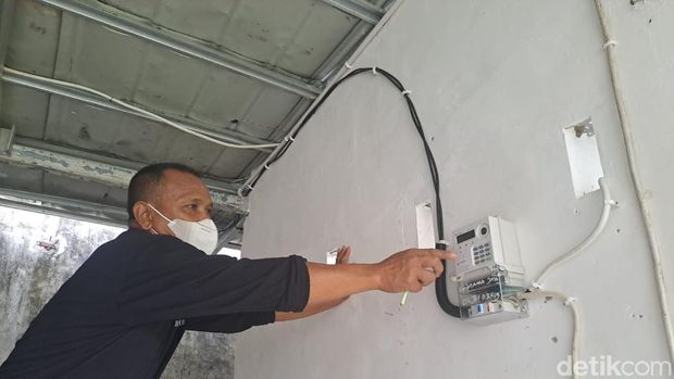 Relawan dapur MBG Prabumulih Timur saat mengisi token listrik. Relawan dapur MBG Prabumulih Timur saat mengisi token listrik.