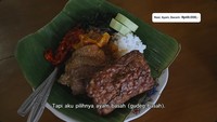 Ria SW memesan menu nasi gudeg dengan lauk ayam dan tempe bacem. Harga per porsinya Rp 48.000. Ia sangat menikmati setiap suapannya dan menurutnya tidak begitu manis. Foto: YouTube/Ria SW