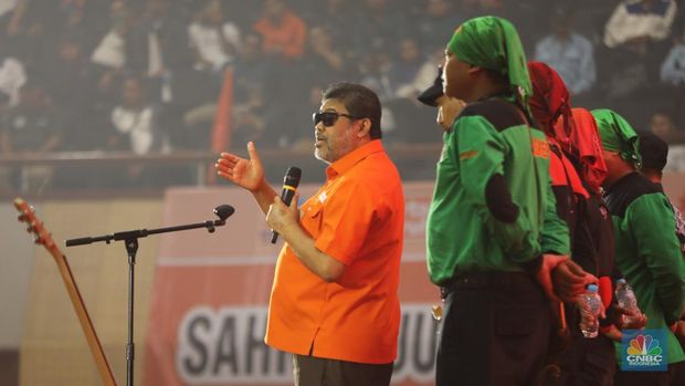 Ribuan buruh memadati Aula JCC Senayan, Jakarta, Kamis (30/10/2025), untuk mengikuti konsolidasi nasional serikat pekerja. Berbeda dari aksi demonstrasi pada umumnya yang digelar di jalanan, kali ini para buruh memilih melangsungkan aksinya di dalam ruangan. (CNBC Indonesia/Tri Susilo)