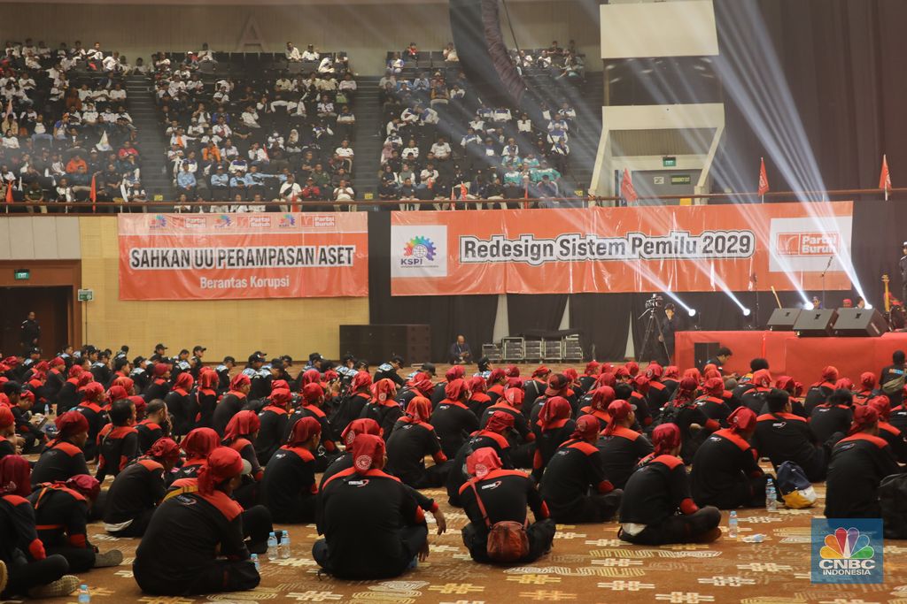 Ribuan buruh memadati Aula JCC Senayan, Jakarta, Kamis (30/10/2025), untuk mengikuti konsolidasi nasional serikat pekerja. Berbeda dari aksi demonstrasi pada umumnya yang digelar di jalanan, kali ini para buruh memilih melangsungkan aksinya di dalam ruangan. Ribuan buruh memadati Aula JCC Senayan, Jakarta, Kamis (30/10/2025), untuk mengikuti konsolidasi nasional serikat pekerja. Berbeda dari aksi demonstrasi pada umumnya yang digelar di jalanan, kali ini para buruh memilih melangsungkan aksinya di dalam ruangan. (CNBC Indonesia/Tri Susilo)