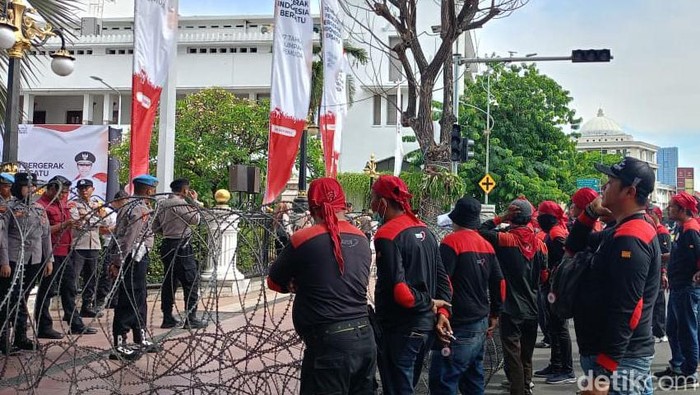 ribuan buruh menggelar aksi demo di depan Kantor Gubernur Jawa Timur