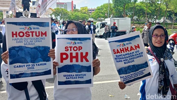 ribuan buruh menggelar aksi demo di depan Kantor Gubernur Jawa Timur