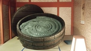 Nah, karya seni instalasi pola spiral ini juga jadi sorotan. Ceritanya ada dalam manga Uzumaki soal kota kecil saat penduduknya terobsesi dan perlahan-lahan jadi gila karena pola spiral yang muncul misterius di tubuhnya. Foto: Tia Agnes/ detikcom